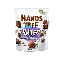 Afbeelding in Gallery-weergave laden, Vegan chocolade amandelen met zeezout in een witte paarse zak