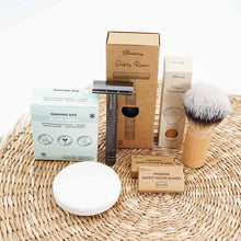 Afbeelding in Gallery-weergave laden, Vaderdag cadeau’s - Vegan verzorgingspakket met een scheermes in het zwart, scheerzeep en scheerkwast
