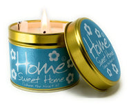 Geurkaars in blauw blik met deksel waarop staat: Home Sweet Home (where the heart is)