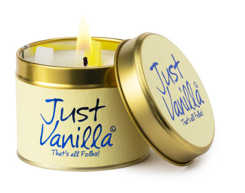 Geurkaars in lichtgeel blik met deksel waarop in blauwe letters staat: Just Vanilla (that's all folks) 
