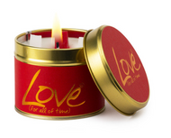 Geurkaars in rood blik met deksel waarop staat: Love (for all of time)