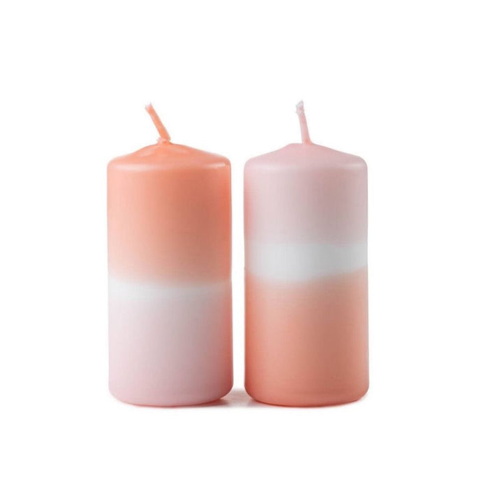 Twee kaarsen met roze en oranje kleur